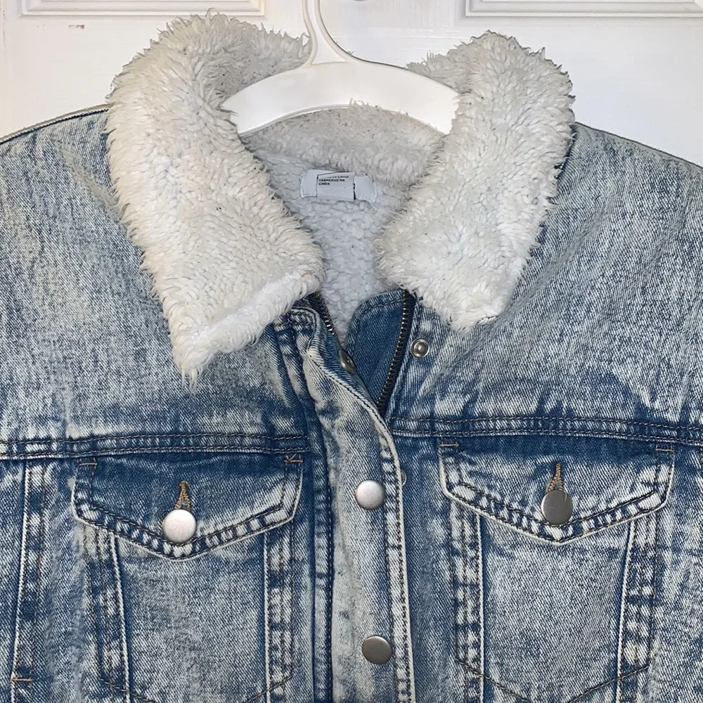 Light wash Sherpa lined jean jacket - Picture 2 of 7